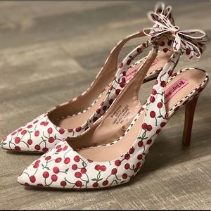 Betsey Johnson Sling Back Pointed Toe Heel